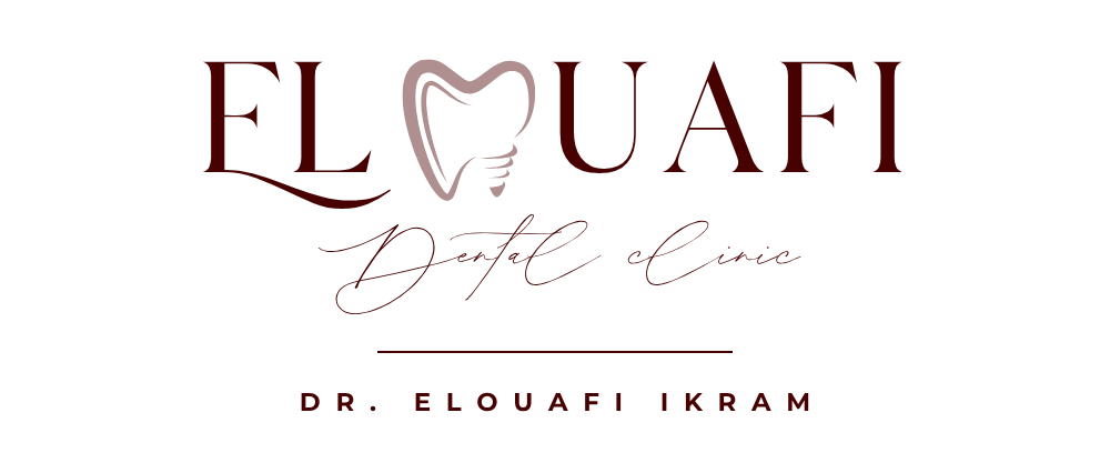 Logo de la clinique dentaire Elouafi, comportant le nom de la clinique accompagné d'une illustration représentant une dent, ainsi que la mention « Dr Elouafi Ikram » inscrite en lettres majuscules en dessous. Design simple et élégant, avec un texte bordeaux sur fond clair.